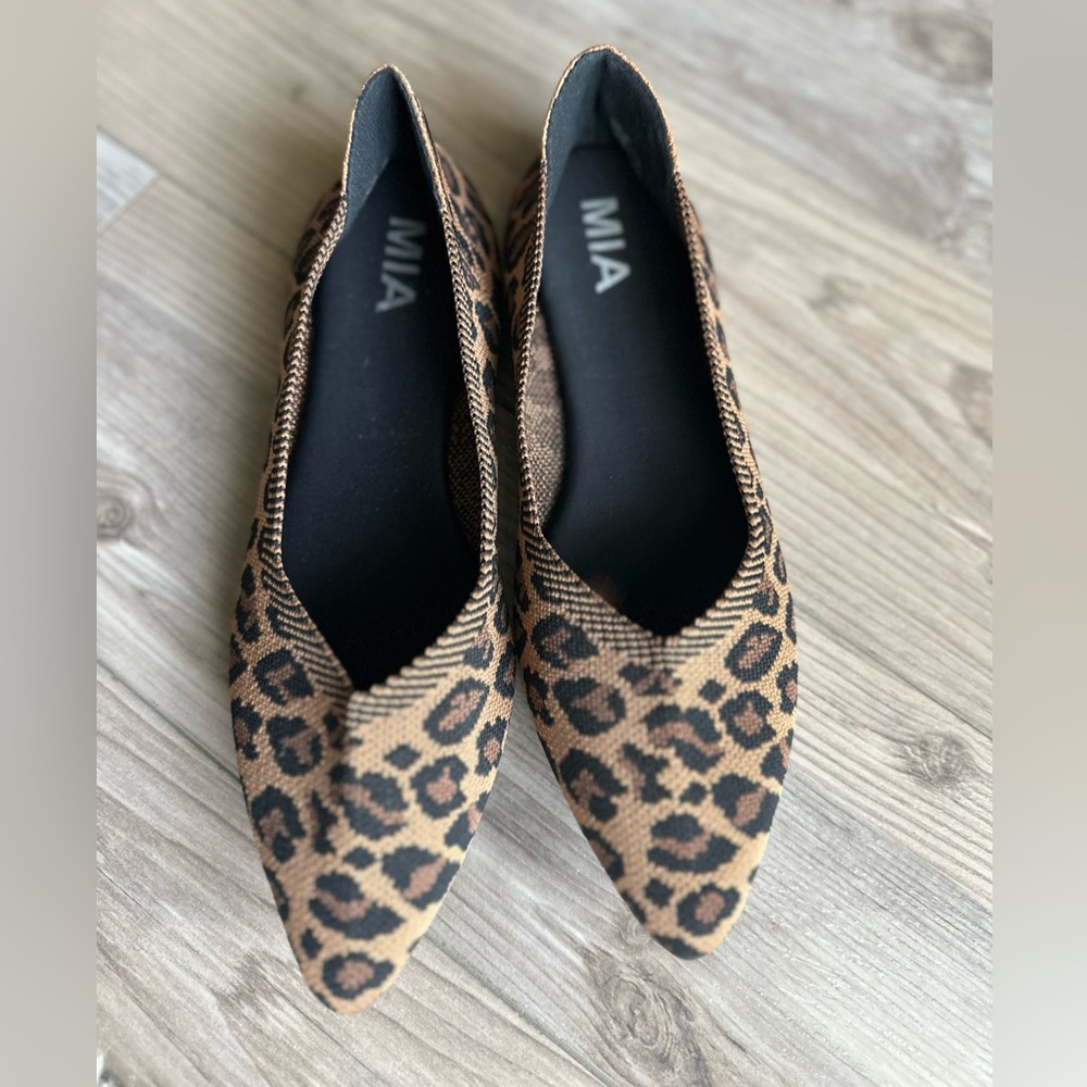 Mia Kerri leopard print flats NWOB SZ 8